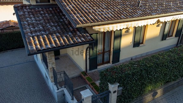 casa indipendente in vendita ad Uggiate con Ronago in zona Ronago