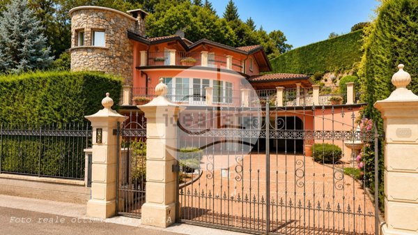 casa indipendente in vendita ad Uggiate con Ronago in zona Trevano