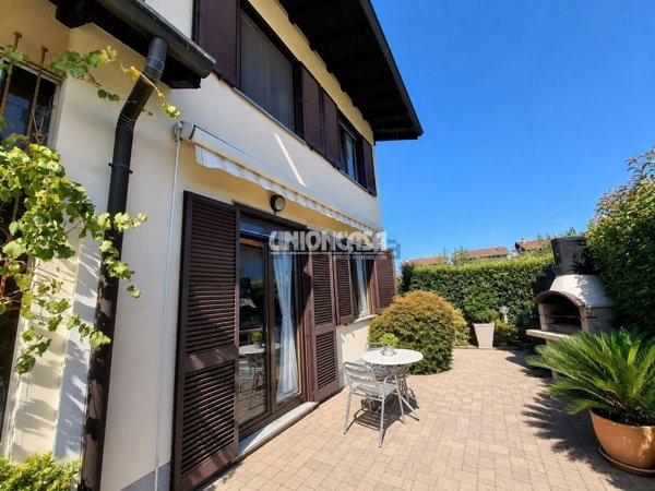 casa indipendente in vendita ad Uggiate con Ronago in zona Brughiere
