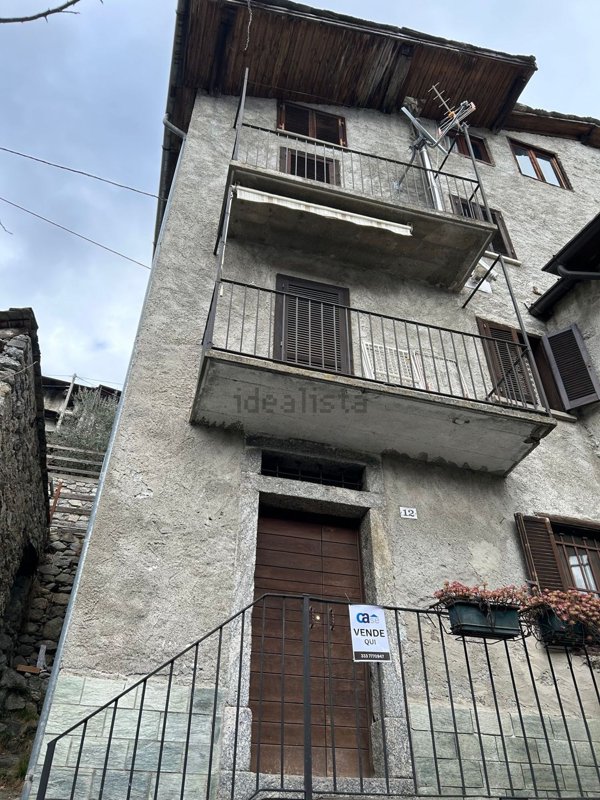 esavano in vendita ad Ardenno in zona Biolo