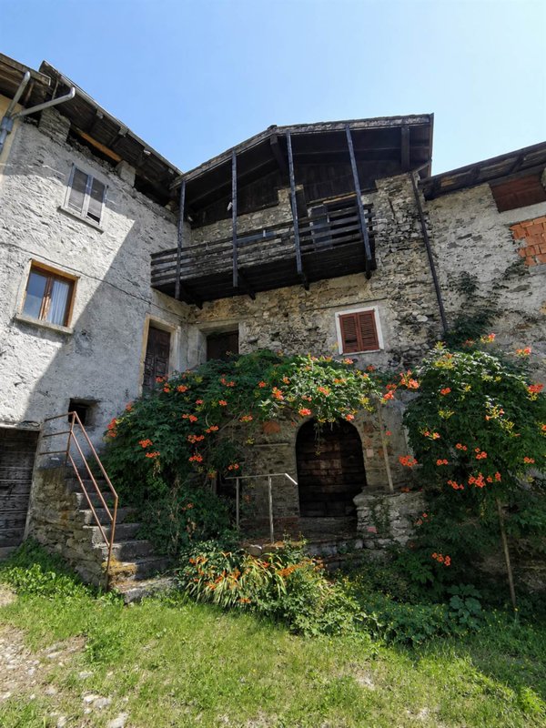 casa indipendente a Berbenno di Valtellina in zona San Pietro Berbenno
