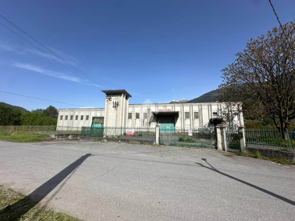 locale commerciale in vendita a Castello dell'Acqua