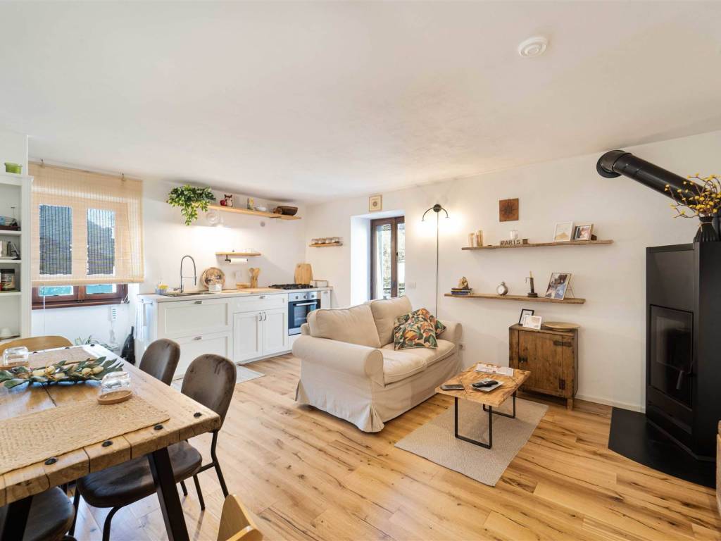 casa indipendente in vendita a Chiavenna in zona Pianazzola