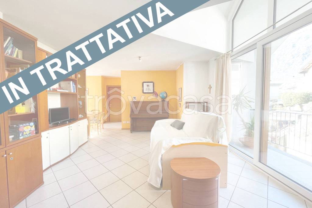 appartamento in vendita a Chiavenna in zona Bette