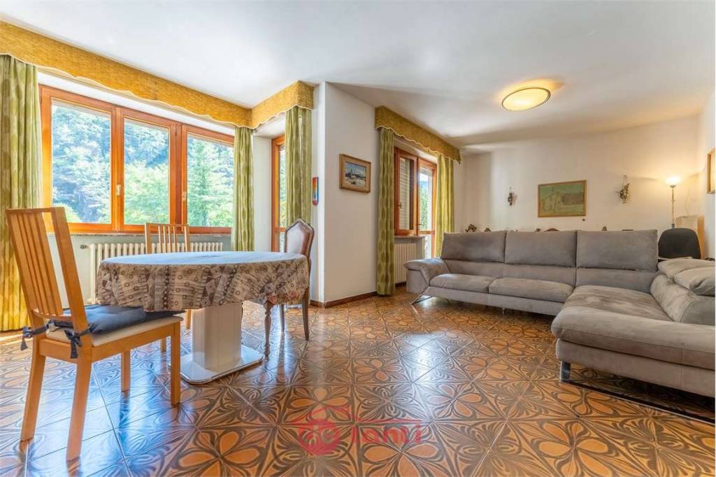 appartamento in vendita a Chiavenna in zona Campedello