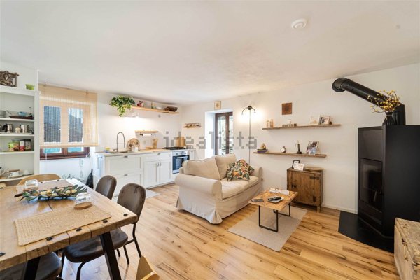 casa indipendente in vendita a Chiavenna in zona Pianazzola