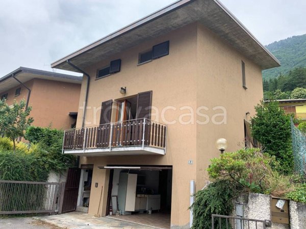 casa indipendente in vendita a Cino