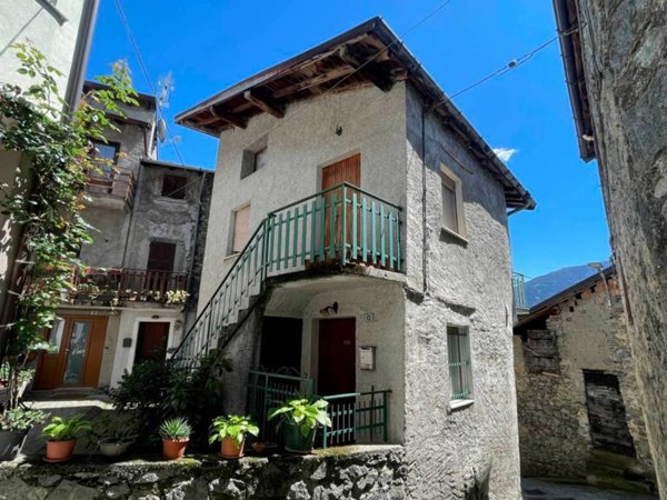 casa indipendente in vendita a Cino