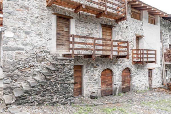 appartamento in vendita a Colorina in zona Poira