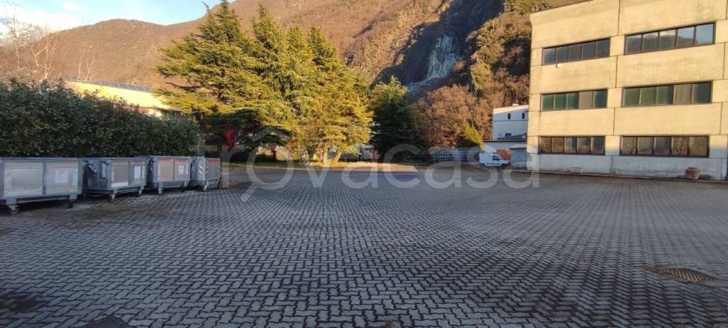 locale commerciale in vendita a Dubino