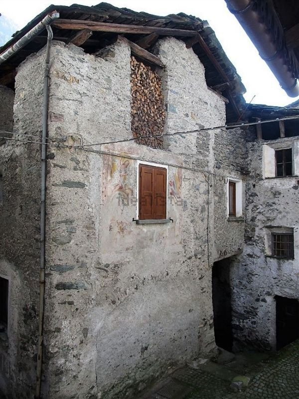 esavano in vendita a Lanzada in zona Tornadri