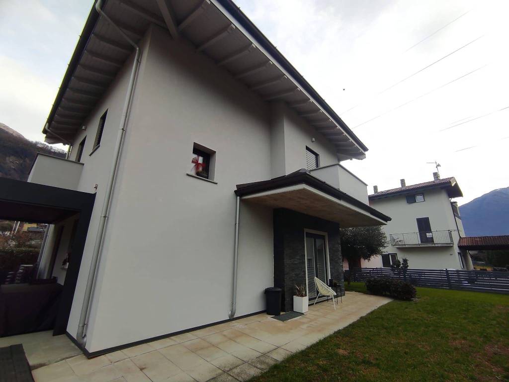 casa indipendente in vendita a Morbegno in zona Campovico