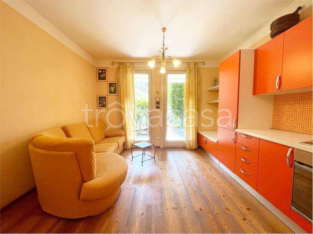 appartamento in vendita a Piuro in zona Prosto