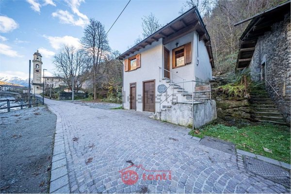 appartamento in vendita a Piuro in zona Prosto