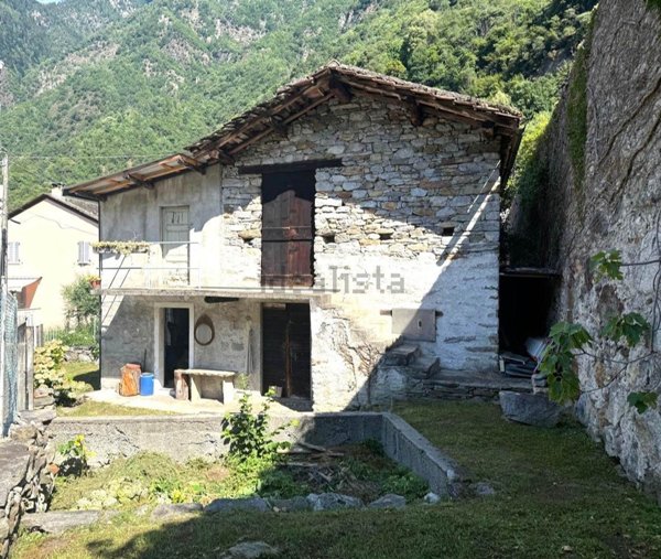 appartamento in vendita a Piuro in zona Prosto