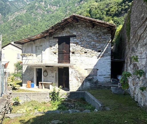 appartamento in vendita a Piuro in zona Prosto