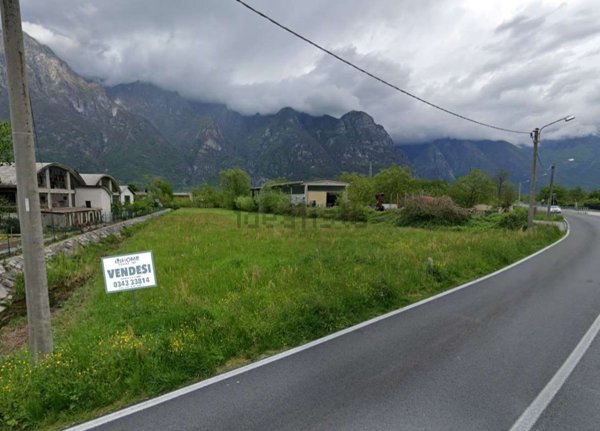 terreno edificabile in vendita a Samolaco