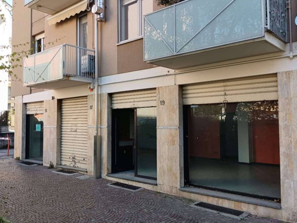 negozio in vendita a Sondrio in zona Centro Città