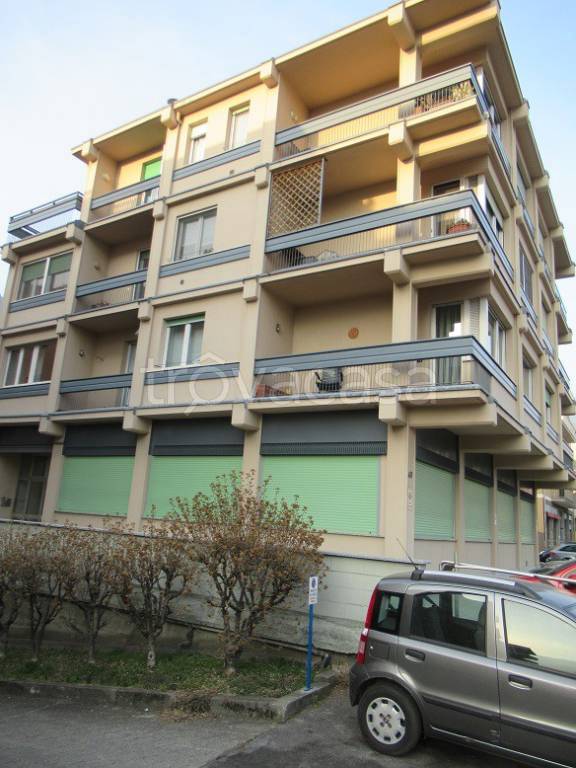 negozio in vendita a Sondrio in zona Viale Milano