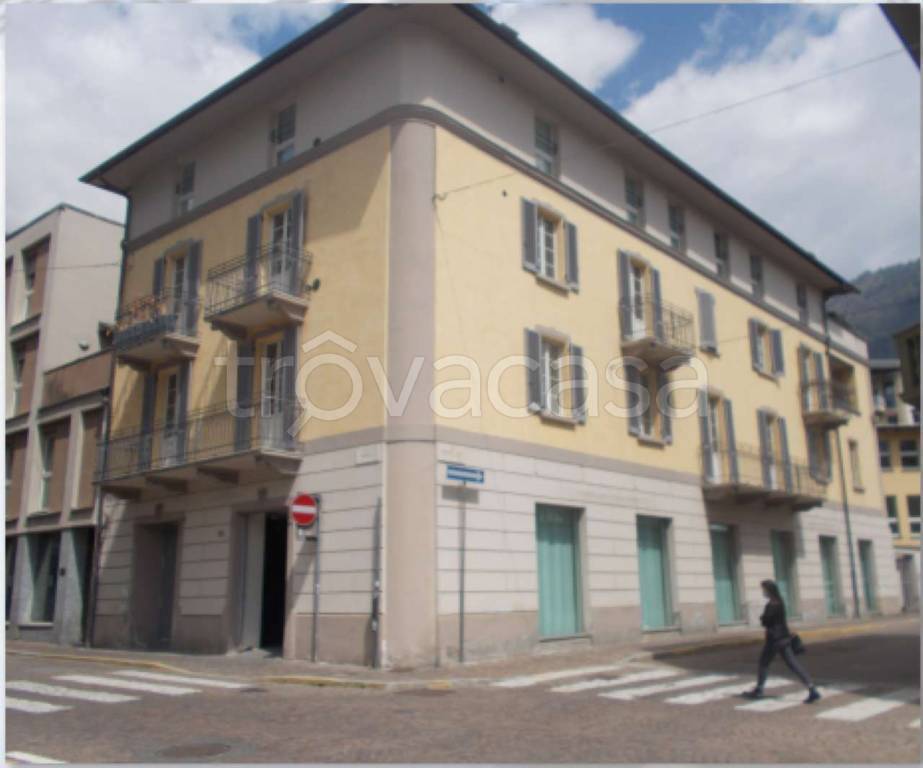 negozio in vendita a Sondrio in zona Centro Città
