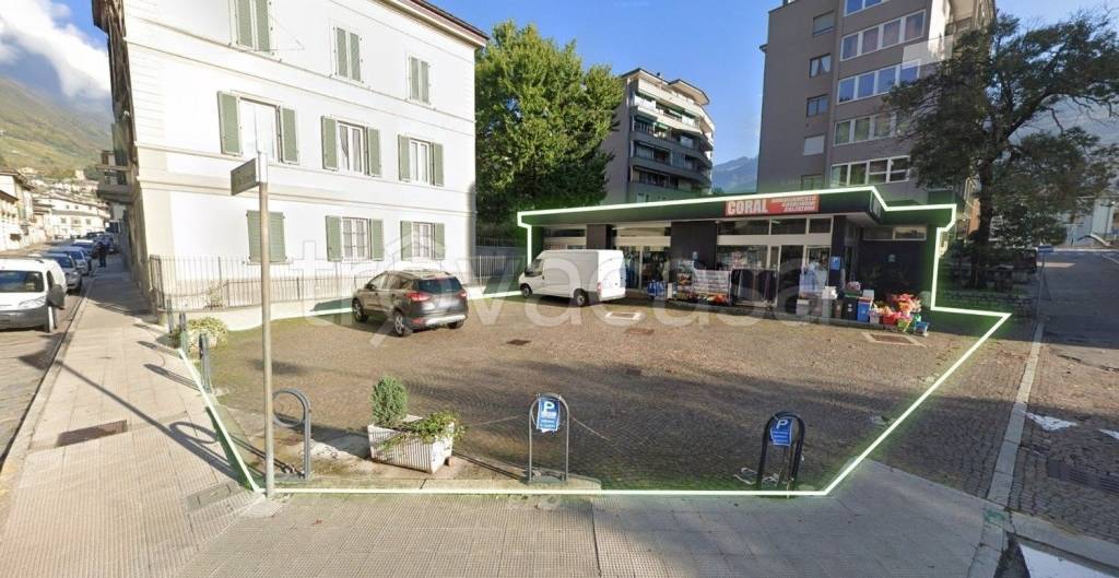 negozio in vendita a Sondrio in zona De Simoni