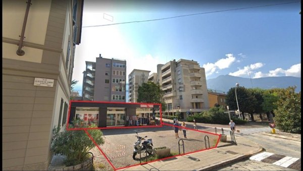 negozio in vendita a Sondrio in zona De Simoni