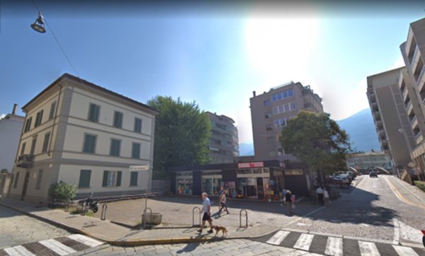 negozio in vendita a Sondrio in zona Centro Città