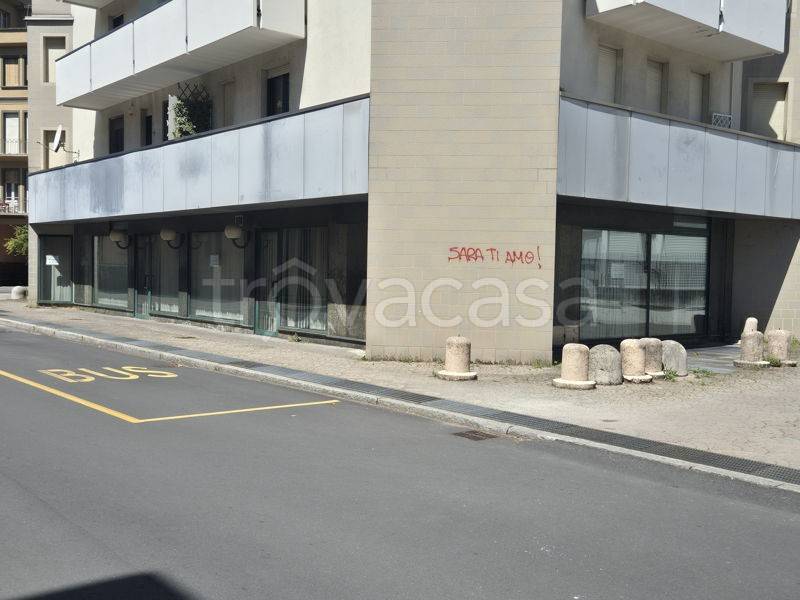 negozio in vendita a Sondrio in zona Centro Città