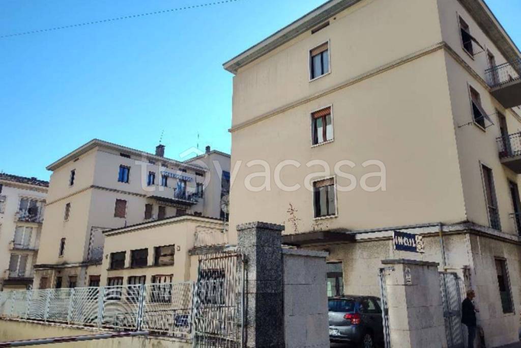 negozio in vendita a Sondrio in zona Centro Città