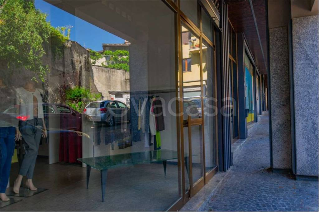 negozio in vendita a Sondrio in zona Centro Città
