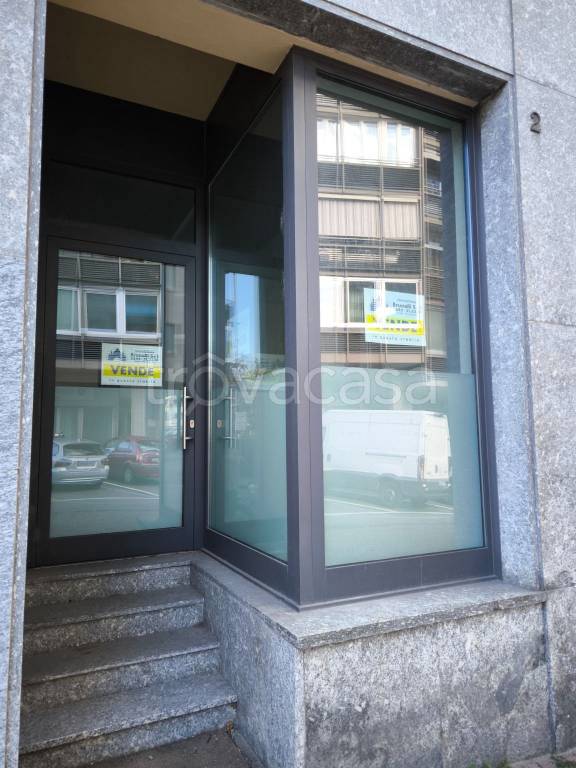 negozio in vendita a Sondrio in zona Centro Città