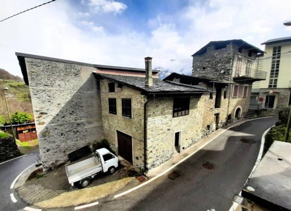 casa indipendente in vendita a Sondrio in zona Triasso