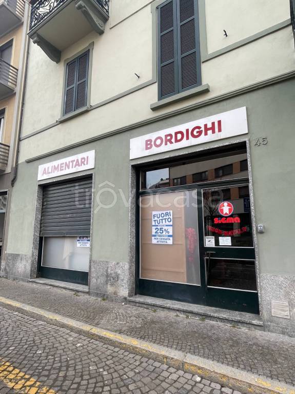 negozio in vendita a Sondrio in zona Centro Città
