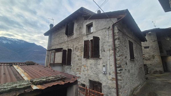 casa indipendente in vendita a Sondrio in zona Centro Città