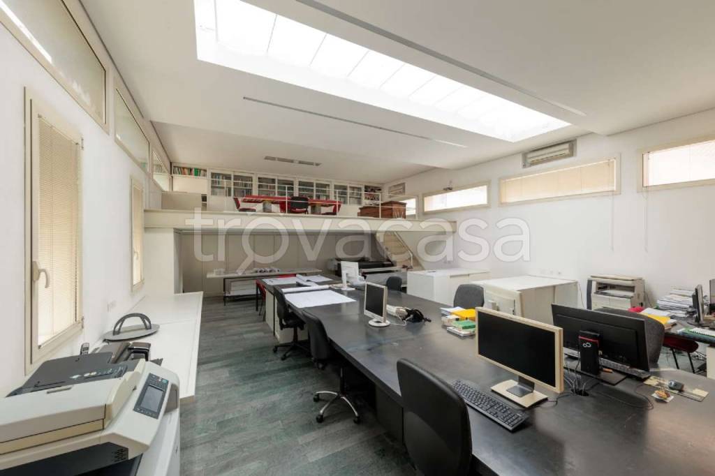 ufficio in vendita a Sondrio in zona Centro Città