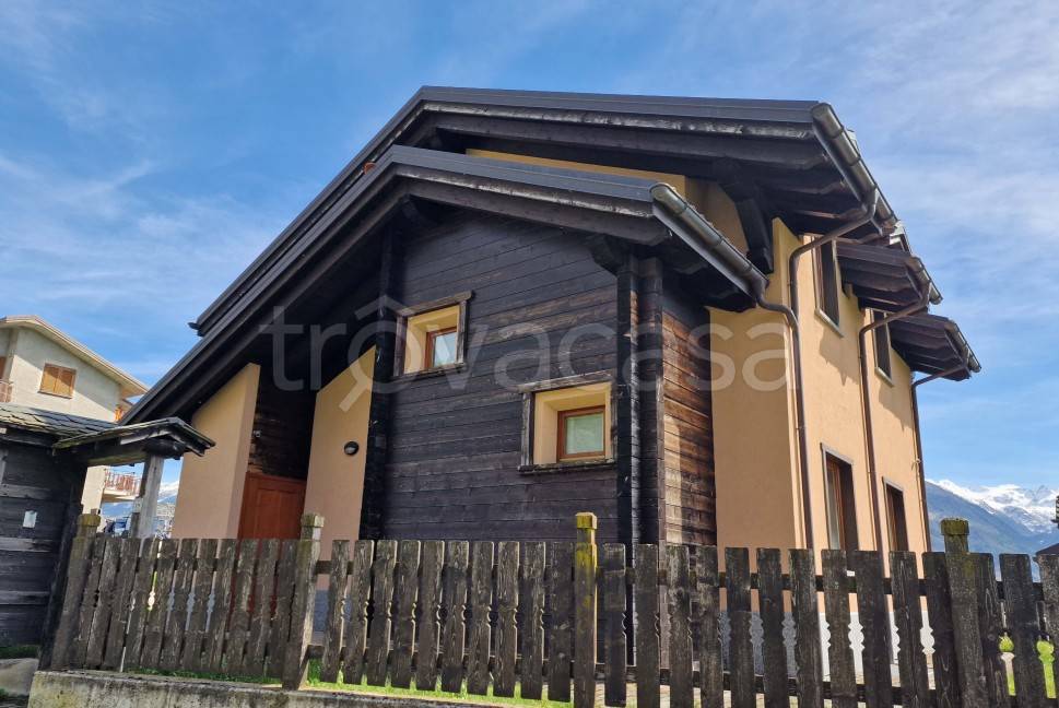 casa indipendente in vendita a Sondrio in zona Triangia
