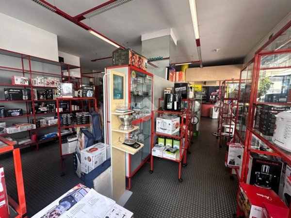 negozio in vendita a Sondrio in zona Centro Città
