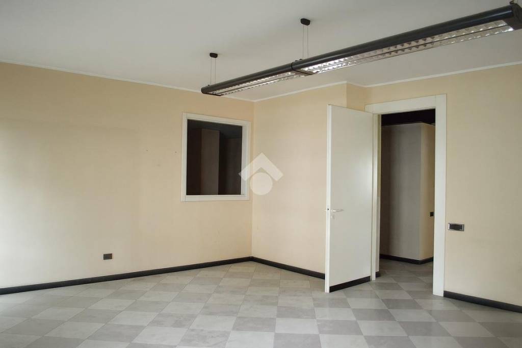 ufficio in vendita a Sondrio in zona Centro Città