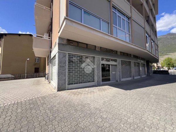 negozio in vendita a Sondrio in zona Centro Città