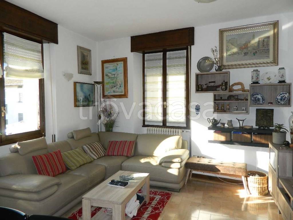 appartamento in vendita a Sondrio in zona Centro Città