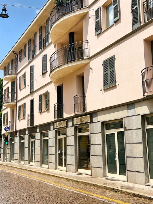 negozio in vendita a Sondrio in zona Centro Città