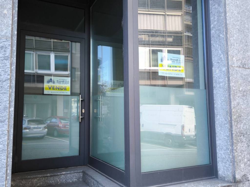 negozio in vendita a Sondrio in zona Centro Città