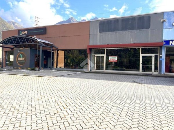 locale commerciale in vendita a Talamona