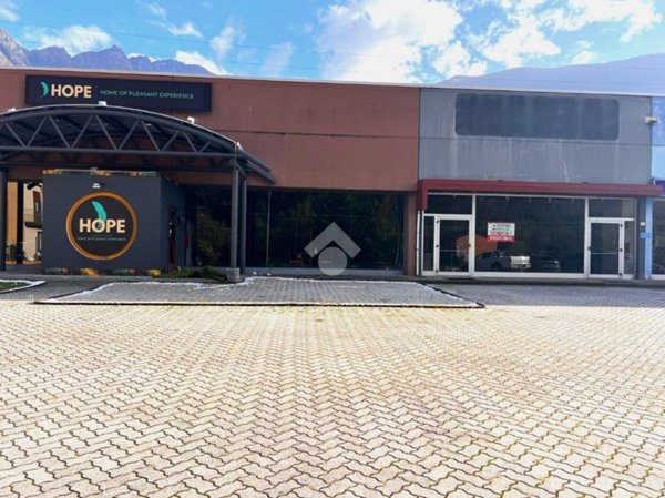 locale commerciale in vendita a Talamona