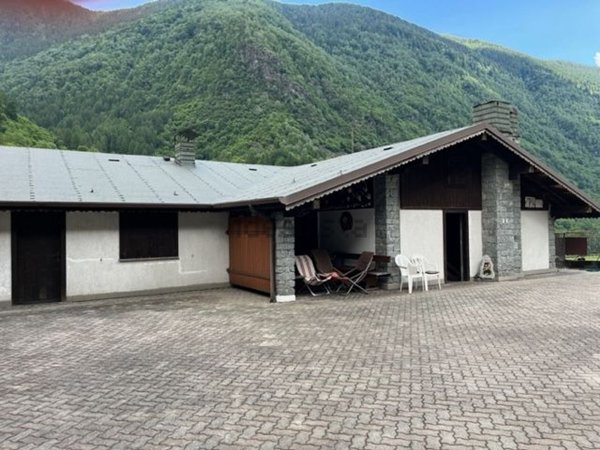 appartamento in vendita a Val Masino in zona Filorera