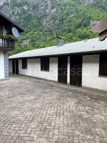 appartamento in vendita a Val Masino in zona Filorera