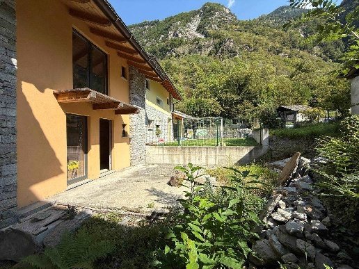 casa indipendente in vendita a Villa di Chiavenna in zona Case Foratti