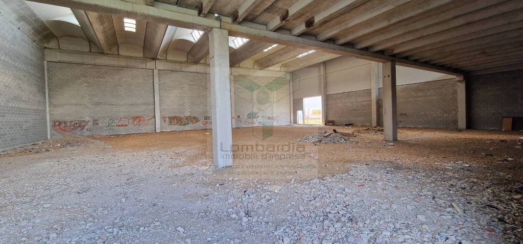 locale commerciale in vendita ad Abbiategrasso