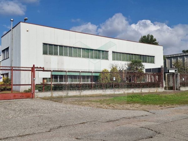 locale commerciale in vendita ad Abbiategrasso