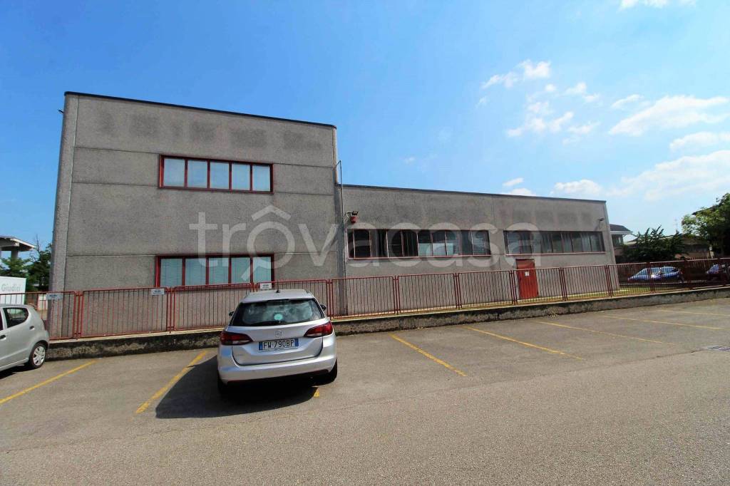 locale commerciale in vendita ad Abbiategrasso